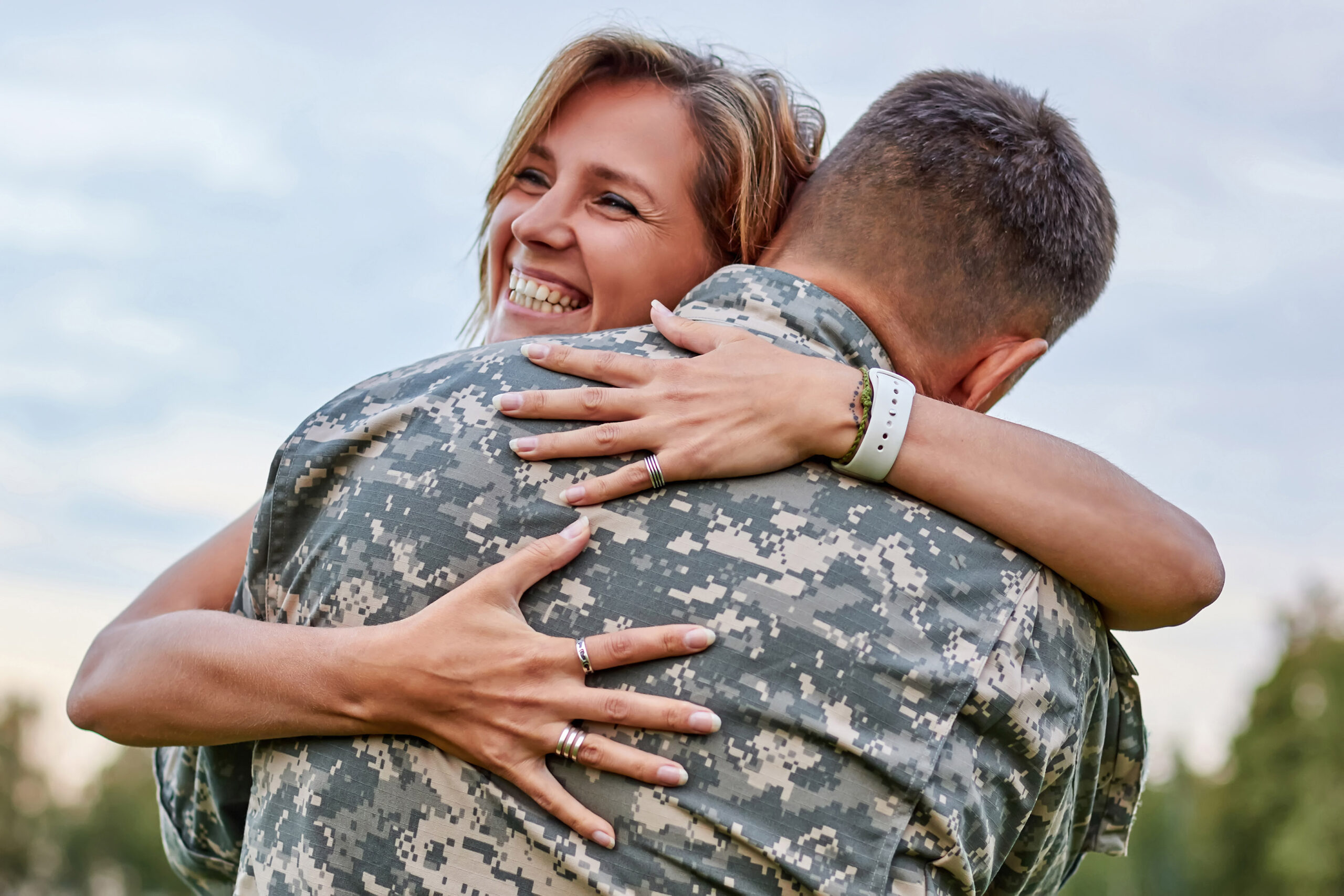 woman hugging military man